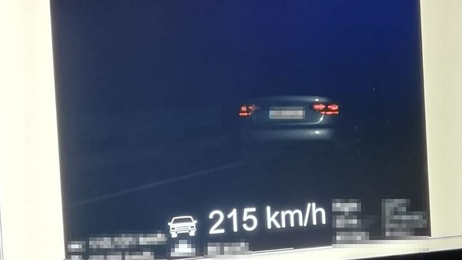 Devatenáctiletému řidiči naměřila policie rychlost 215 km/h